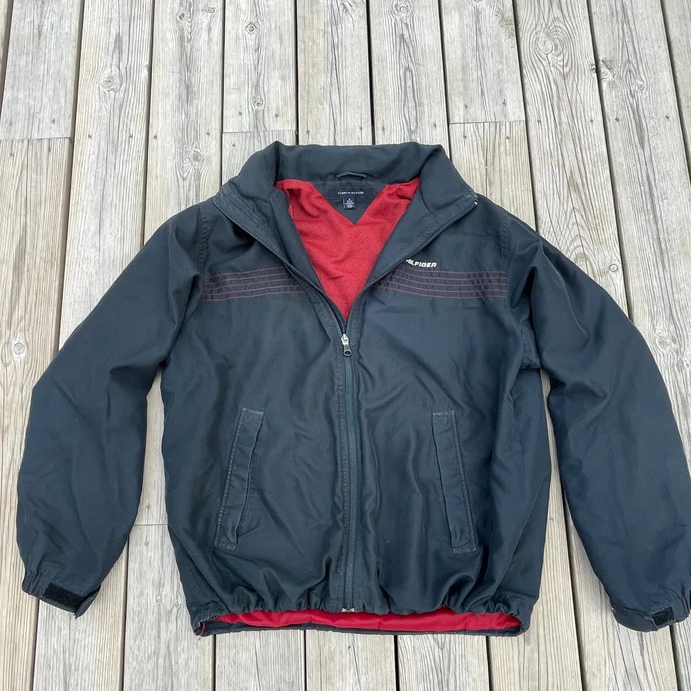 Otroligt skön vintage windbreaker från Tommy Hilfiger, har också en regnluva som går att vika fram från kragen. Fin mörkblå färg med vinröda detaljer och foder!  Skriv om du har några frågor!😊. Jackor.