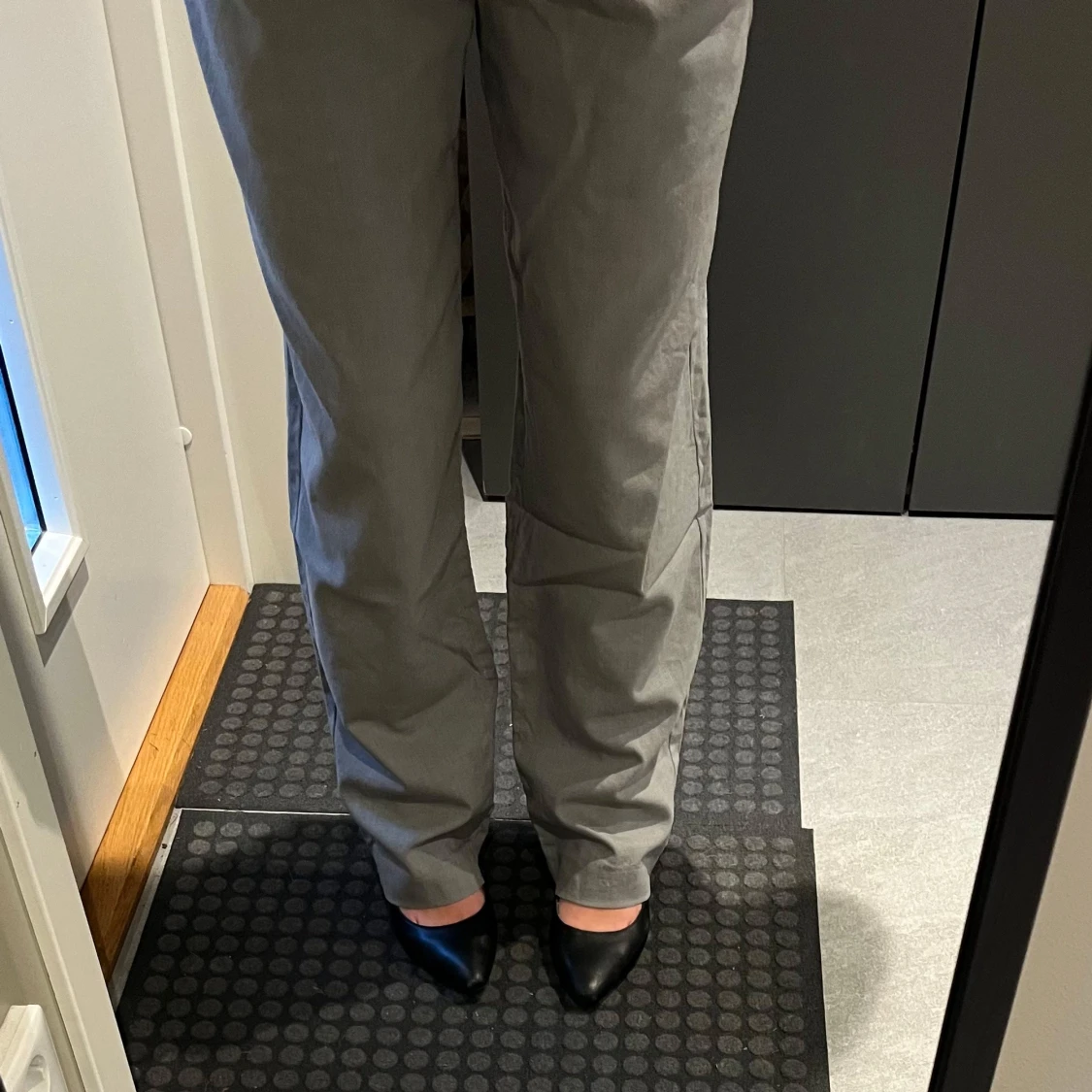 gråa kostymbyxor