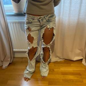 snygga ljus blå jeans med stora hål . de har gått sönder så därför e hålen så stora men de e enkelt att sy jag orkar bara inte 😊 midjemått ca 76 men strechiga och innerbenslängd e ca 82