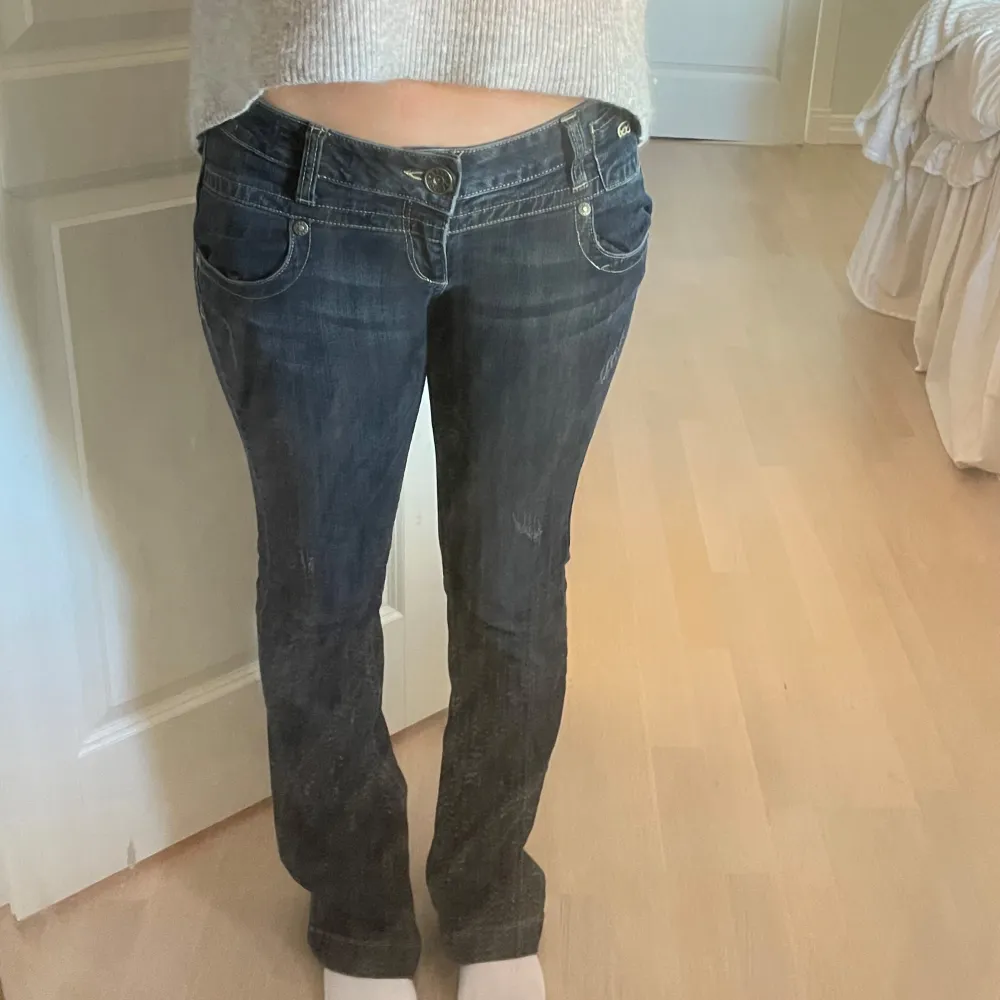 Supersnygga nu till vinter o höst m trendigaste fickorna bak! Så najs🩷Jag är 176cm! Midjemått:41cm innerbenslängd:82cm. Jeans & Byxor.