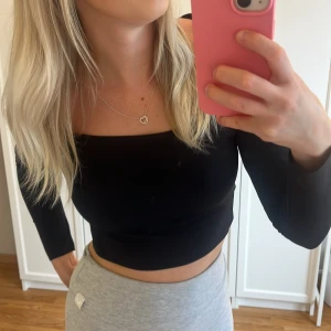 Iciw träningströja - Långärmad träningströja. Färgen svart. Modellen är croppad. Träningsmaterial. Superfint skick. Från Icaniwill. Storlek xs. 💗