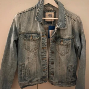blå jeansjacka - Aldrig använd, köpt från sellpy och ny med prislapp