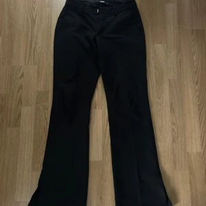 Bik bok kostymbyxor  - Kostymbyxor från bikbok i modell ”Vera”. Finns lite slitningar längst ner men annars i mycket bra skick! 🥰