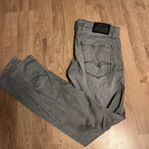 Replay anbass w30 - Säljer nu mina replay anbass i en väldigt snygg färg, storleken är w30 och L32. Finns en liten fläck på vänster ben (kolla bild fyra) men tror det går att tvätta bort, men annars bra skick, hör av er för mer frågor🙌