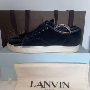 Lanvin uk 9 - Intressekoll!!!! Blå lanvin i storlek 9 som är sjukt fräscha och helt perfekta till hösten och vintern. 9/10 i skick, nypriset på dessa ligger på ca 5000. Köparen får även med sig box, dustbag och extra snören. 
