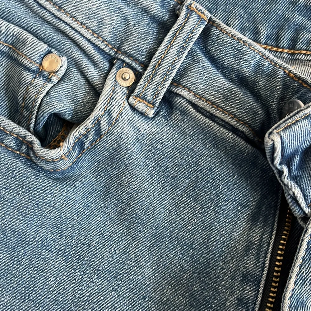 super snygga bootcut jeans som e för korta för mig som är 171! ❤️❤️ storlek 34! 🍵 köpt för 399. Jeans & Byxor.