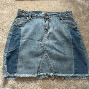 Jeanskjol - Kort jeanskjol med fransig kant