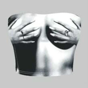 Svartvit tubtopp med tryck - Cool och unik svartvit tubtopp med ett iögonfallande tryck av händer som täcker bröstet. Perfekt för en utekväll eller fest där du vill sticka ut. Från shein. Säg till så löser jag fler bilder🩷