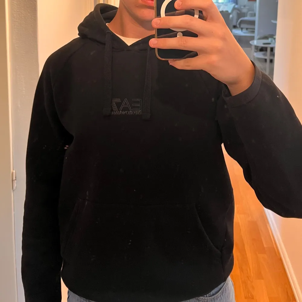 En snygg svart Emporio Armani  hoodie i bra skick. Lite använd.  9/10 skick. Hoodies.