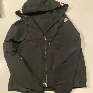 Svinfet windbreaker från Moncler. Nypris 8000+ Storlek S, passar XS - M. Skick 10/10, använd 10 gånger max. Kan självklart gå ner i pris och tar mer än gärna byten!