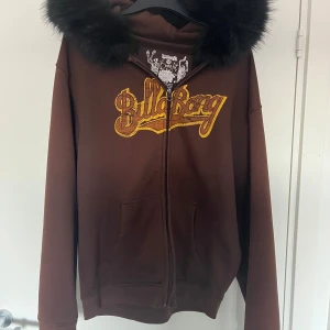 fur hoodie - typ japanese archive, lite lgb typ. Perfekt för arbetslösa 💯 familjen i kambodja behöver pengar snälla köp 🙏