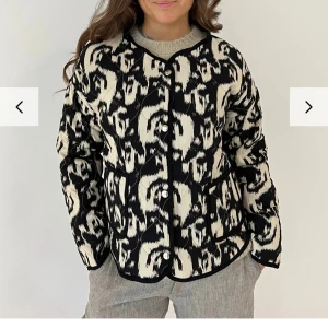 design by si Jacka - Säljer en jacka från design by si. Aldrig använd och har lapparna kvar. Skriv för egna bilder🤩 Storleken är One size men passar bra på mig som vanligtvis har storlek S