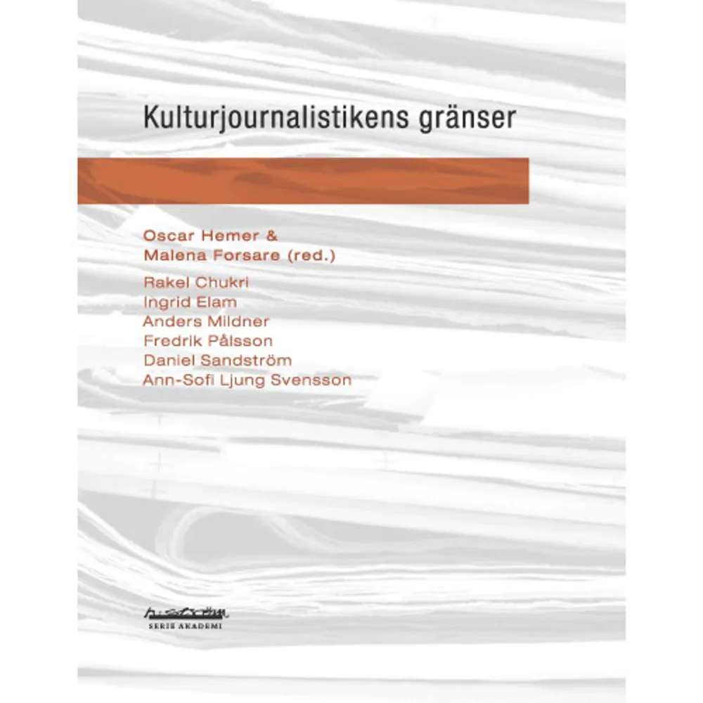 Kulturjournalistik är mer än journalistik om kultur. De olika genrer och format som kännetecknat dagstidningarnas kultursidor vetter lika mycket mot det akademiska och det litterära, som mot nyhetsjournalistiken. Under de senaste decennierna har gränserna som tidigare definierat kulturjournalistik i svensk press blivit mindre tydliga. Nyhetsjournalistiska värderingar präglar även kulturbevakningen, samtidigt som den subjektiva opinionsjournalistiken sprider sig till tidningarnas helgbilagor, och även till den traditionella nyhetsbevakningen. Från kulturjournalistiskt håll har de uppluckrade gränserna ofta upplevts som ett hot, sällan som en möjlighet. Kulturjournalistikens gränser är ett försök till positionsbestämning av en genre som sägs ha befunnit sig i kris åtminstone de senaste tjugo åren. Åtta författare, med olika kulturjournalistisk bakgrund, reflekterar kring kulturjournalistiken, inte bara utifrån hur den ser ut idag, utan lika mycket utifrån vad den skulle kunna vara. Kulturjournalistikens gränser är en polemisk lärobok som förhoppningsvis kan tjäna som tankeväckare och inspiration för alla som ägnar sig åt eller intresserar sig för professionellt skrivande.    Format Häftad   Omfång 107 sidor   Språk Svenska   Förlag H:ström Text & Kultur   Utgivningsdatum 2010-09-02   Medverkande Oscar Hemer   Medverkande Malene Forsare   ISBN 9789173271356  . Böcker.