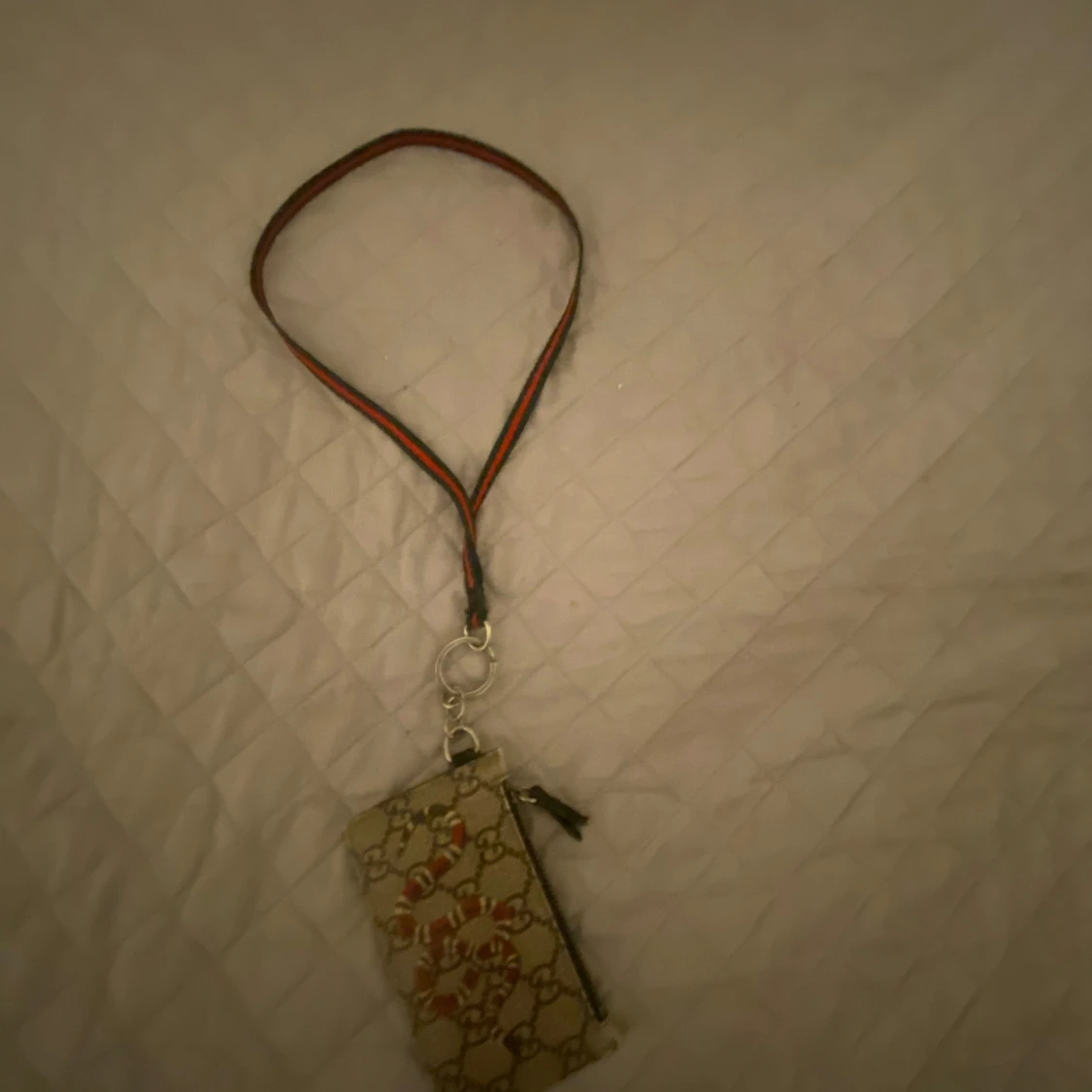 Svart plånbok med rem