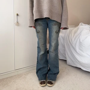 Bootcut jeans - Bootcut jeans med nitar/stenar, så fina och passar både mer uppklätt och till vardags🥰 34cm över midjan och 77cm i innerbenet 
