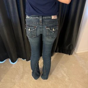 True religion jeans - True religion jeans i strl w24, personen på bilden är 170cm! Jeansen är bootcut!