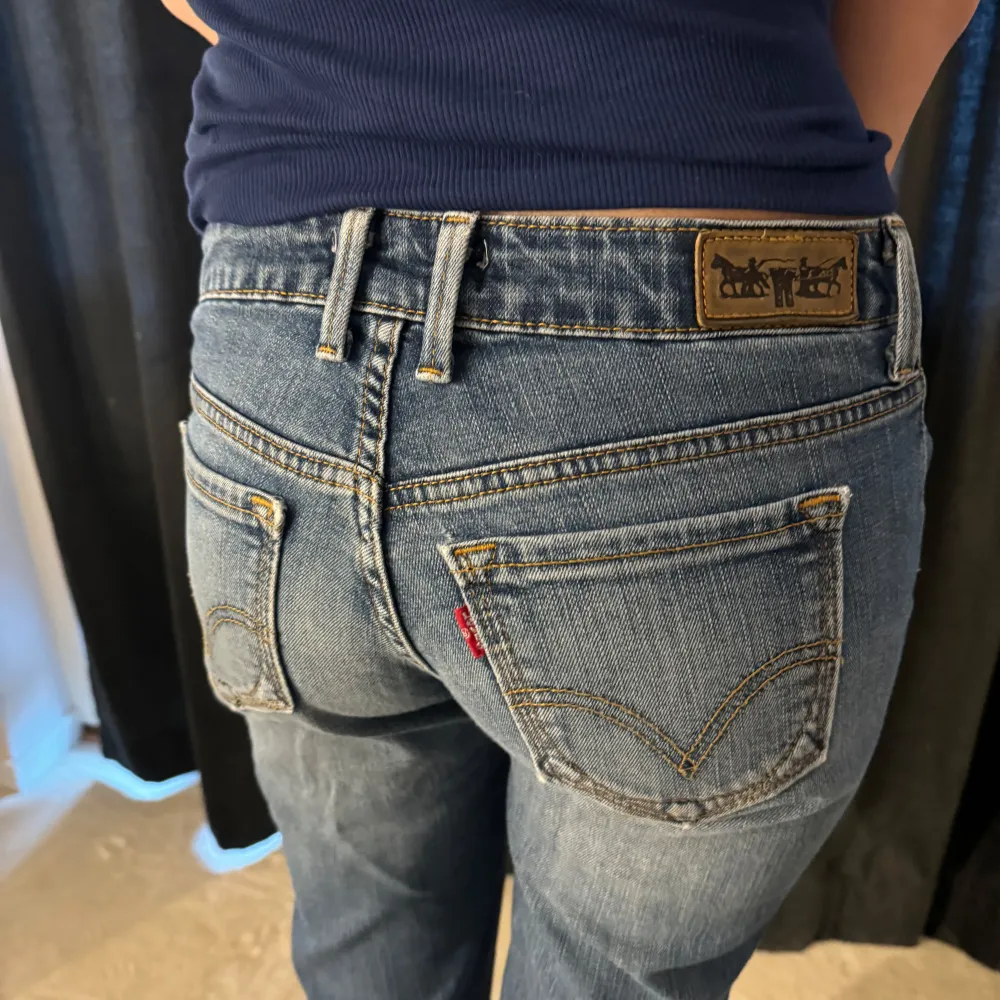 Lågmidjade vintage jeans från Levis, strl s och personen på bilden är 170 cm lång.. Jeans & Byxor.