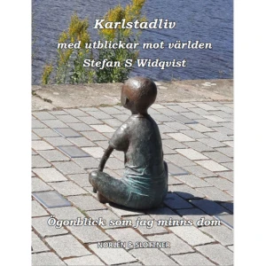 Karlstadliv med utblickar mot världen (häftad) - Karlstadliv med utblickar mot världen Ögonblick som jag minns dem Widqvist filosoferar kring Karlstads karaktär med stadspolitiska förtecken och hans texter gör nedslag i den personliga historien från 1970-talet fram till våra dagar. ”68”-rörelsen har i stort och smått haft inflytande på Widqvist’s liv och leverne. Hans politiska resa lyfts fram. Vi får också ta del av ögonblick av hans möten och händelser med människorna i Karlstad och de delar av staden som han rör sig i. Karlstadlivet vidgas när Widqvist tar sig ut i världen och betraktar människornas omständigheter i andra kulturer. Stilsorterna blandas i Widqvists skrivande då skönlitterära ansatser samsas med sakprosa. Med stöd av dagböcker och anteckningar pendlar den språkliga framställningen mellan dåtid och nutid, liksom då händelserna utspelade sig. Boken är rikt illustrerad. Förhoppningsvis väcker mina personliga episodiska minnesrader också andras minnen till liv och på så sätt vidgat det individuella till att bidra till vårt kollektiva minne. Vi, som levt i detta tidevarv, vår tidsandas kultur men vars personliga öden inte hamnat i arkivens minnesbank, är likväl avgörande för upprätthållande av vår gemensamma kulturella identitet och mångförgrenade historia. När jag skrivit dessa rader om delar av mitt Karlstadliv och några resor ut i världen handlar det i hög grad om att göra nedslag i vårt politiskt kulturella samhälle som haft någon form av betydelse både i smått och stort, parat med försöken att förstå mig själv utifrån enskilda händelser i mitt liv. Valet av dessa till syns spretiga episoder är ju inte neutralt utan stödjer något om mig själv som jag inte är helt klar över. Frågan är i vilken utsträckning mitt minne har påverkats av en förutbestämd självbild, som då medvetet eller omedvetet blir bekräftad av mina val av minnen. På sätt och vis har mina minnen hämtats fram någonstans ifrån, men det har för mig mer tett sig som att min livssituation och tankar idag lett mig mot något som inte varit självklart på förhand givet. Jag har funnit de minnen jag trott inte bara har betydelse för mig själv utan också för andra som levt under samma tidsperiod som jag själv. Mitt eget ”förråd” av minnen är nog inte i en särskild låda i huvudet. Jag tror inte att det är ett slags lager där allt finns på hög varifrån jag har hämtat det jag idag erinrar mig. Jag uppfattar det snarare som en vandring fram och tillbaka mellan nuet och mina lösa anteckningar, brevkorrespondens, fotografier, tidningsartiklar och mentala känslomässiga stämningar från mitt eget då, där mycket är glömt, förbisett eller av olika skäl medvetet utelämnat. Inledningsvis hade jag inte tänkt att beröra mina relationer till de kvinnor som jag levt med och som berört mig starkt, ej heller mina barn. Men efterhand kändes det märkligt att inte säga något om människorna som inte bara varit delar av mitt liv, utan varit mitt liv. Relationer så skilda, men likväl så kära Samtidigt har det varit viktigt för mig att inte göra mig skyldig till överträdelser gällande deras personliga integritet, att inte utelämna älskade personer. De har ju sina egna livsberättelser. Så när jag i korta episoder eller tankar om våra liv tillsammans tecknat ned mina rader, har jag haft som ledstjärna att skriva så lite som möjligt, men ändå säga något om mitt ”oss” och då blir de ringa orden förhoppningsvis inte uttryck för ringa känslor. ”68”:ans politiska resa har lyfts fram och dominerar denna skildring men livet har varit så mycket mer...vilket i denna framställning bara har kunnat anas    Format Häftad   Omfång 426 sidor   Språk Svenska   Förlag Norlén &amp; Slottner   Utgivningsdatum 2023-01-10   ISBN 9789189705081  