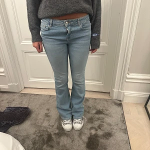 Ljusblå bootcut jeans - Säljer ett par ljusblå bootcut jeans som aldrig har kommit till användning. Säljer då jag har många liknande byxor🍒🥥🤍