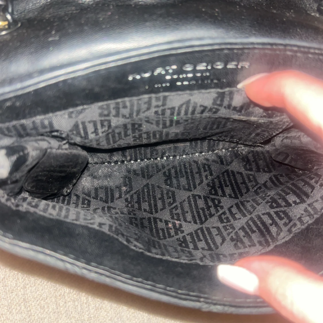 Svart quiltad axelväska från Kurt Geiger - 91