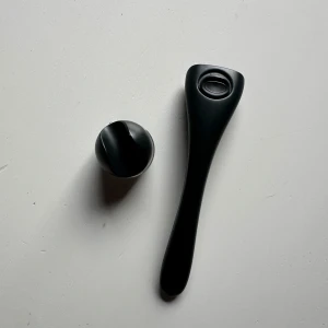 Estrid rakhyvel svart - Nu rakhyvel från Estrid med hållare.