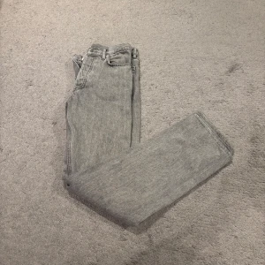 Hope rush - Säljer ett par snygga grå jeans från Hope i storlek 28. De har en klassisk straight passform och är perfekta för både vardag och fest. Dessa jeans är både stilrena och bekväma. Kan gå ner i pris vid en snabb affär!