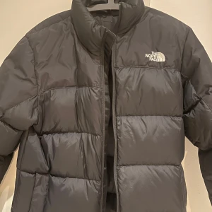 Svart pufferjacka från The North Face - Svart dunjacka från The North face, modell Diablo down jacket i bra skick. Stl M