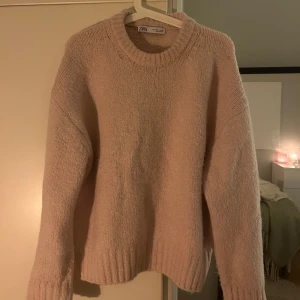 Rosa stickad tröja från Zara - Mysig rosa stickad tröja från Zara i storlek S. Perfekt för kyliga dagar med sin varma och bekväma passform. Tröjan har långa ärmar och ribbade kanter vid ärmslut och nederkant. Ett måste för höst- och vintergarderoben! 🍂