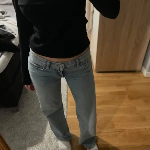 Ljusblåa jeans - Säljer ett par ljusblå jeans i bra skick. De är lågmidjade och har en straight passform, perfekt för en avslappnad stil. Använda ett fåtal gånger och kommer inte längre till användning🌟✨