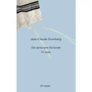 Det är som ett osannolikt äventyr. I fiktion och verklighet. En baby langas ut i en bönesjal från ett av Förintelsens godståg. Hon blir upplockad och får ett liv – trots krig, svält och misär. Hennes förtvivlade pappa blir frisör i dödens läger.Författaren till deras saga, Jean-Claude Grumberg, är en av få efterlevande i en familj som decimerats i Förintelsen. Hans grymma, livsbejakande berättelse, Det dyrbaraste lilla fyndet, blir älskad, prisbelönt och kritikerhyllad, nu översatt till 17 språk. Bara i Frankrike såld i 125 000 exemplar. Osannolikt nog lyckas ett mikroförlag, 29 media i Malmö, få rättigheterna att ge ut denna obevekligt gripande men osentimentala berättelse på svenska. Och då händer det att Ervin Rosenberg, en av Sveriges mest meriterade, prisbelönta översättare, förklarar att han känner sig hedrad och oreserverat tackar ja till att översätta texten. Det finns en alldeles särskild, inneboende kraft i den franske författaren Jean-Claude Grumbergs korta, inträngande roman Det dyrbaraste lilla fyndet – en saga. Författarens egen slutsats är att den handlar om kärlek. Kärlek som får människan att agera intuitivt och gå bortom sin till synes hopplösa belägenhet. Kanske är detta förklaringen på den lilla bokens internationella framgångar.Jean-Claude Grumberg, född 1939, är sedan 1980-talet en av Frankrikes mest prisbelönta författare, dramatiker och manusförfattare. Efterlevande i en judisk familj som nästan helt utplånats av Förintelsen har han skrivit om denna avgrundsmörka period i europeisk historia, bland annat i pjäsen Syateljén (1979) eller François Truffauts film Den sista metron (1980) och nu i Det dyrbaraste lilla fyndet. 2021 fick Grumberg tidningen Le Mondes Stora litteraturpris för Jacqueline, Jacqueline, en roman skriven till minne av hans nyss bortgångna hustru.Det dyrbaraste lilla fyndet är översatt till svenska av Ervin Rosenberg. Han har mottagit de främsta svenska utmärkelserna för sin översättargärning, som rymmer bland annat Nobelpristagaren Imre Kertész, Italo Calvino, Alexis de Toqueville, David Grossman och Amos Oz.Det dyrbaraste lilla fyndet – en saga belönades 2019 med de franska bokhandlarnas specialpris och BFM/L'Express TVs litteraturpris. Oscarsbelönade filmskaparen Michel Hazanavicius (The Artist) håller på att göra en animerad film av berättelsen.    Format Danskt band   Omfång 96 sidor   Språk Svenska   Förlag 29 media   Utgivningsdatum 2022-01-27   Medverkande Ervin Rosenberg   Medverkande Peggy Eklöf   Medverkande Theresa Benér   ISBN 9789151967233  
