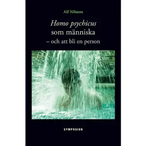  Det här är Alf Nilssons sjätte bok om Homo psychicus, det mänskliga psyket. Den allt övergripande fråga boken kretsar kring är hur vårt vetande om det yttre kosmos kan förstås i förhållande till vad vi vet om vårt inre kosmos: Hur kan det komma sig att människans vetande nått ända ut mot gränserna för universum, vårt yttre kosmos, den så kallade kosmologiska horisonten? Och hur kan det förhålla sig så när vi fortfarande är så famlande vad gäller vetandet om vårt inre psykiska kosmos?  I sitt sökande efter svar på frågorna utgår författaren från utvecklingsperspektivet, den evolutionära såväl som den ontogenetiska utvecklingen, den senare alltså barnets utveckling.  Den sjätte boken är fristående och kan läsas helt oberoende av de andra böckerna. Syftet med denna sista bok i serien har varit att göra den läsvänligare än tidigare böcker. Författaren har således avlastat den på tekniska inslag som noter och hänvisningar till referenser.  Alf Nilsson är professor emeritus. Han var verksam som professor i klinisk psykologi 19862001 vid Institutionen för psykologi, Lunds universitet. Författaren är legitimerad psykolog och psykoterapeut.     Format Inbunden   Omfång 112 sidor   Språk Svenska   Förlag Brutus Östlings bokf Symposion   Utgivningsdatum 2016-05-25   Medverkande Frederic Täckström   ISBN 9789187483196  