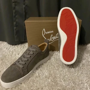 Christian Louboutin skor - Hej, säljer nu mina loubs då jag fick fel storlek, dom är i storlek 44, dom är använda fåtal gånger, hör av er för mer bilder!