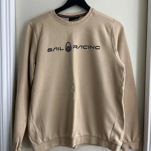Sail Racing tröja - Beige Sail racing crewneck, storlek 176 men passar XS