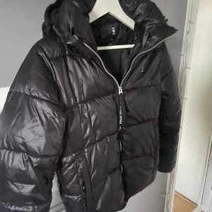 Svart pufferjacka från G-star Raw  - Säljer en snygg svart pufferjacka från G-star Raw, bra skick och inga defekter!💘