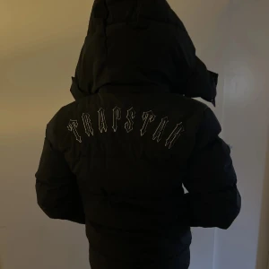 Trapstar jacka - Jackan är (Man) Storlek XS, passar folk som är 175/180. otroligt snygg och bra kvalitet. Även sjukt varm nu inför vintern. Priset är ej fast, pris kan diskuteras vid snabbt köp. Vill påpeka att en av knapparna på luvan är av men har såklart knappen kvar.