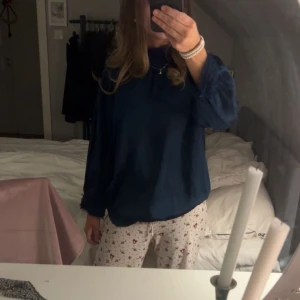 Mörkblå blus - Säljer en snygg mörkblå blus med långa ärmar.  Säljer då den är lite för stor för mig 💋💋