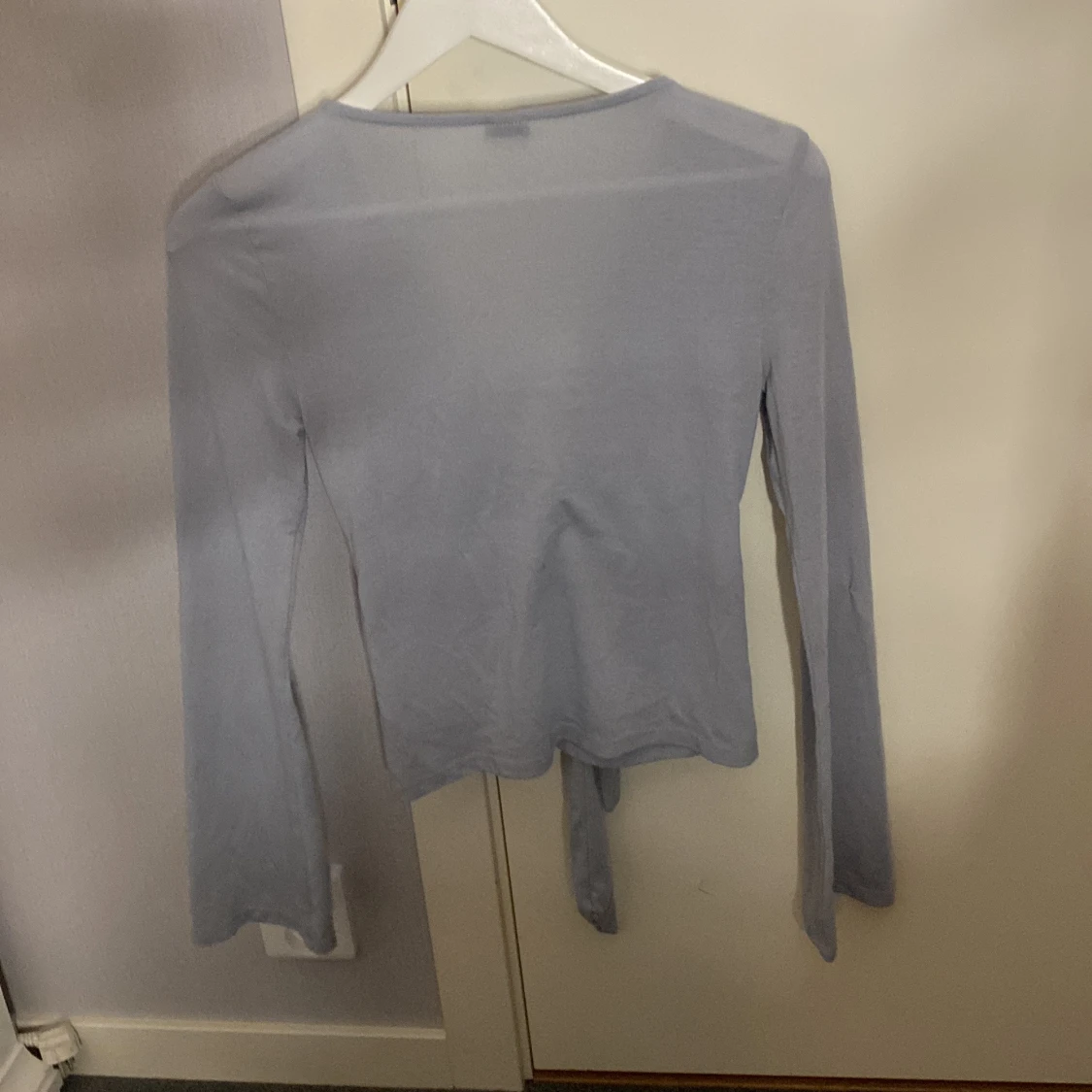 Ljusblå knytblus från Gina Tricot - 91