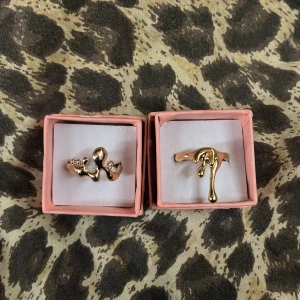 Unika guldiga ringar i abstrakt design - Två supercoola guldiga ringar med abstrakt design, från new yorker Perfekta för att ge din outfit en unik touch! 2 för 70kr, 1 för 30kr