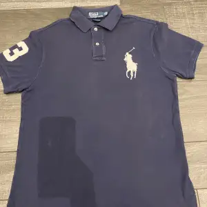 Tja, Säljer en snygg mörkblå pikétröja från Ralph Lauren i storlek M. Perfekt för en stilren och sportig look. Passar både till vardags och fest. Passar perfekt till en julklapp pris går att diskuteras 