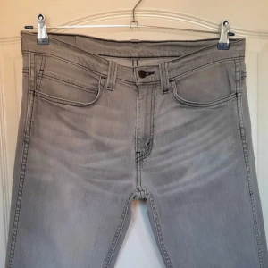 Grå Levi’s jeans  - Säljer ett par snygga grå jeans från Levi's i bra skick. De har en klassisk femficksdesign och en dragkedja framtill. Perfekta för både vardag och fest! Passar till det mesta och är superbekväma. Liknar dondup jeans grischiga med.