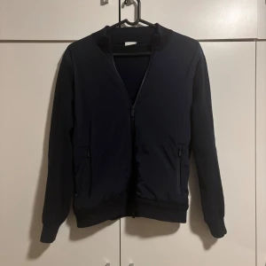 Cardigan John Henric - Riktigt snygg cardigan från John Henric. Riktigt bra kvalité på den här och den är i väldigt bra skick, inga defekter eller något. Skriv för fler frågor eller bilder 👍