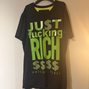 Svart t-shirt från Philipp Plein - Helt ny Philipp plein T-shirt, köpte den för 3700 i somras men den passar inte mig så därför säljer jag den, det har gått av typ 4 små righnstone på den annars är den som helt ny.