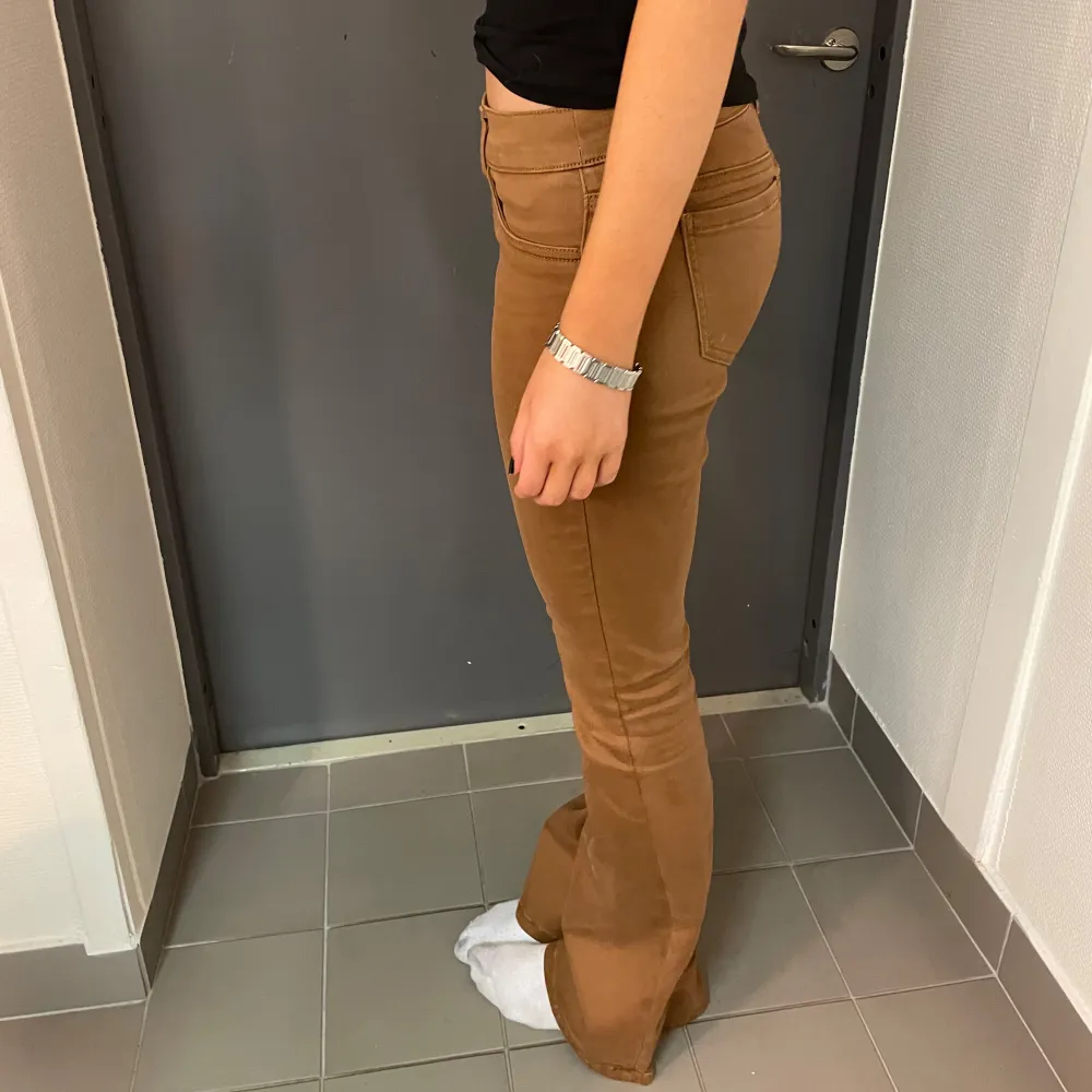 Lågmidjade jeans i storlek S! Jättesnygg brun/orange färg, perfekt höstfärg. Tjejen är 175 cm lång, hör av er för mått och frågor🤍. Jeans & Byxor.