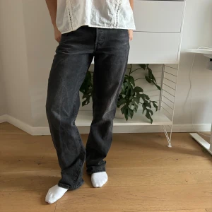 Svarta jeansbyxor - Säljer ett par till Levis byxor i modellen 501 90’s. Så sjukt snygga jeans men tyvärr lite för små. Jeansen sitter lite mer baggy och är mid.