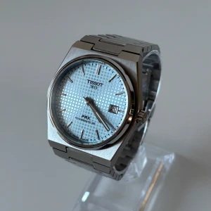 Tissot PRX Powermatic 80 - • Modell: Tissot PRX Powermatic 80 • Storlek: 40mm • Referens: T137.407.11.351.00 • År: 2024 • Skick: Mycket Bra • Medföljer: Fullset