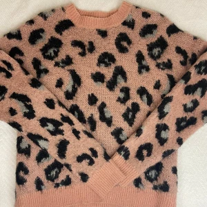 Rosa leopardmönstrad tröja  - Superfin rosa tröja från Bershka med leopardmönster. Den är perfekt för höst och vinter med sitt mysiga material och långa ärmar. Storlek XS men lite oversize. Säg till om du vill ha fler bilder!💕