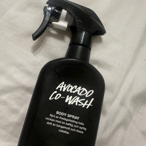 Avocado Co-Wash Body Spray - Säljer en fräsch och uppiggande body spray från Lush. Avocado Co-Wash ger en saftig och syrlig doft av bergamott och litsea cubeba. Fick den som present och tyckte att det inte va riktigt min smak i doft. Produkten är använd 2-3 gånger nästan ny🤍