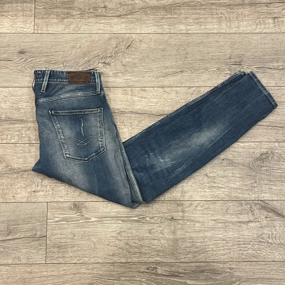 Säljer ett par snygga blå jeans från Replay i modellen Anbass. De har en cool slitning och en slim passform som ger en modern look. Storlek 32/32 | Skick 8,5/10 | Hör gärna av dig vid fler frågor! 😊. Jeans & Byxor.