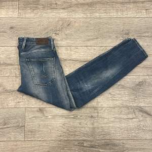 Säljer ett par snygga blå jeans från Replay i modellen Anbass. De har en cool slitning och en slim passform som ger en modern look. Storlek 32/32 | Skick 8,5/10 | Hör gärna av dig vid fler frågor! 😊