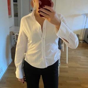 Vit skjorta med snörning - Vit skjorta från Zara, snörning i sidorna så man kan göra den mer figursydd, aldrig använd❤️